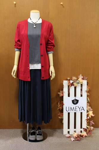 婦人服,UMEYA,エール店,大きいサイズ,赤いカーディガン,スウェード調のロングスカート,秋のコーディネート