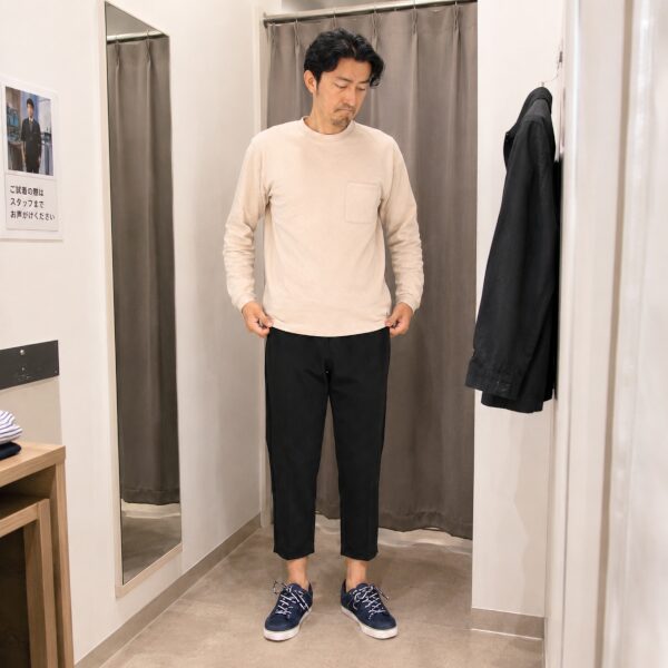 試着室で悲しむ高身長男性。どれも丈が短くて嫌になるんです。