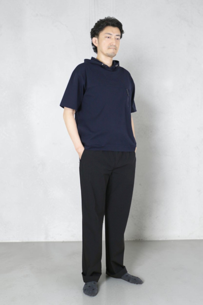 ナイロン系のCOOL素材ストレッチパンツ。快適で心地よくて、丈が長い。