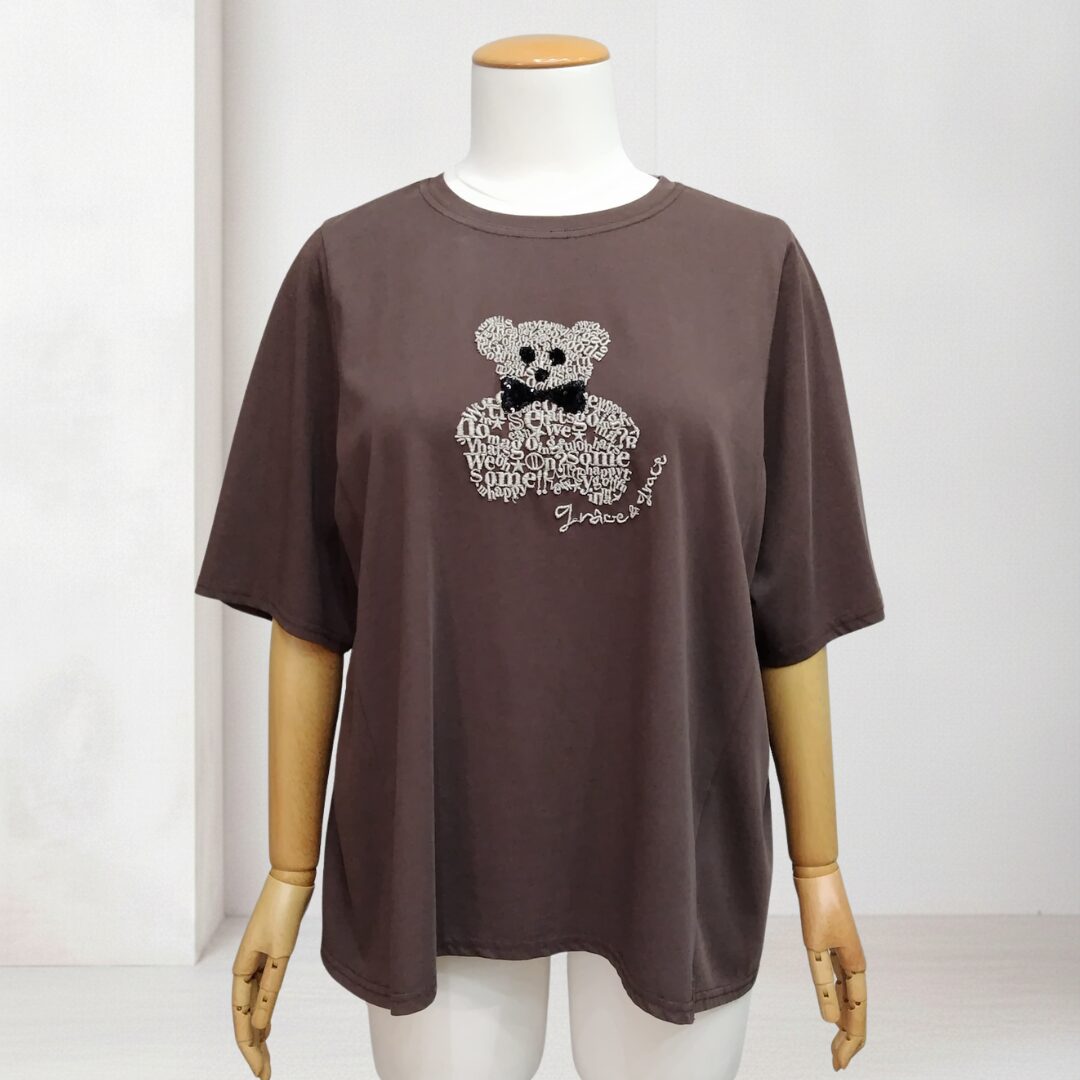 甘すぎない立体クマ刺繍│40代からの大人可愛いTシャツのイメージ画像