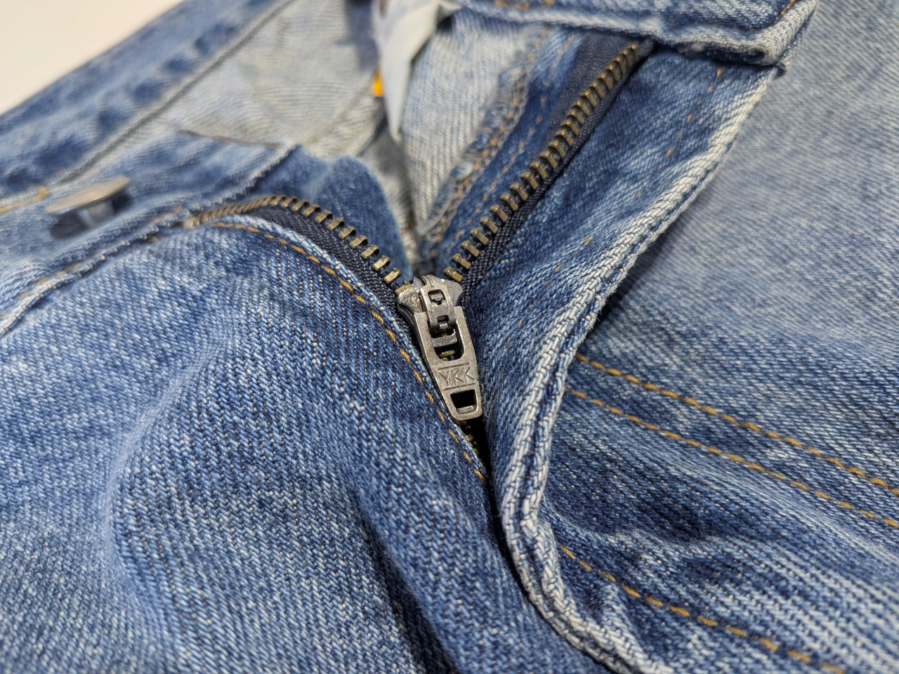 高身長向けデニム。作りもしっかりしている。ファスナーはYKK。