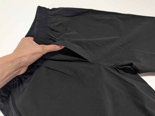 高身長専用アイテム、【クーリングストレートパンツ】の紹介画像。ダミーの前開き仕様で、スラックスのような見た目にも。
