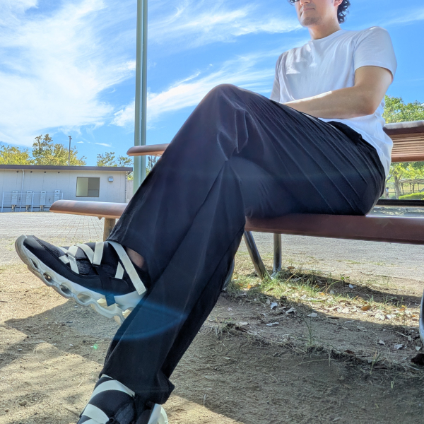 高身長専用アイテム、【クーリングストレートパンツ】の紹介画像。座っても変に足首が露出しない。