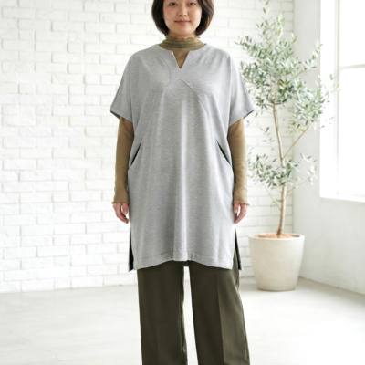 大きいサイズのゆったり服はラクだけど垢抜けない。その悩みをほどく一枚のイメージ画像