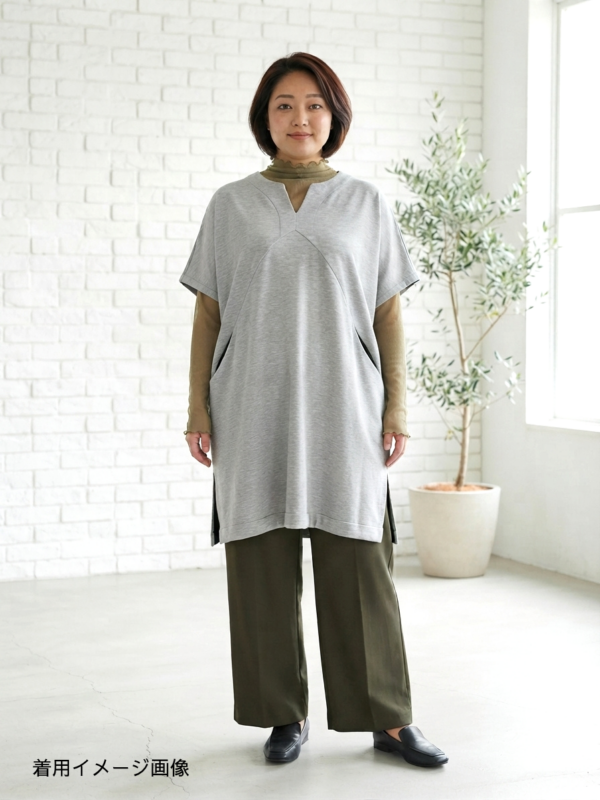 大きいサイズのゆったり服はラクだけど垢抜けない。その悩みをほどく一枚